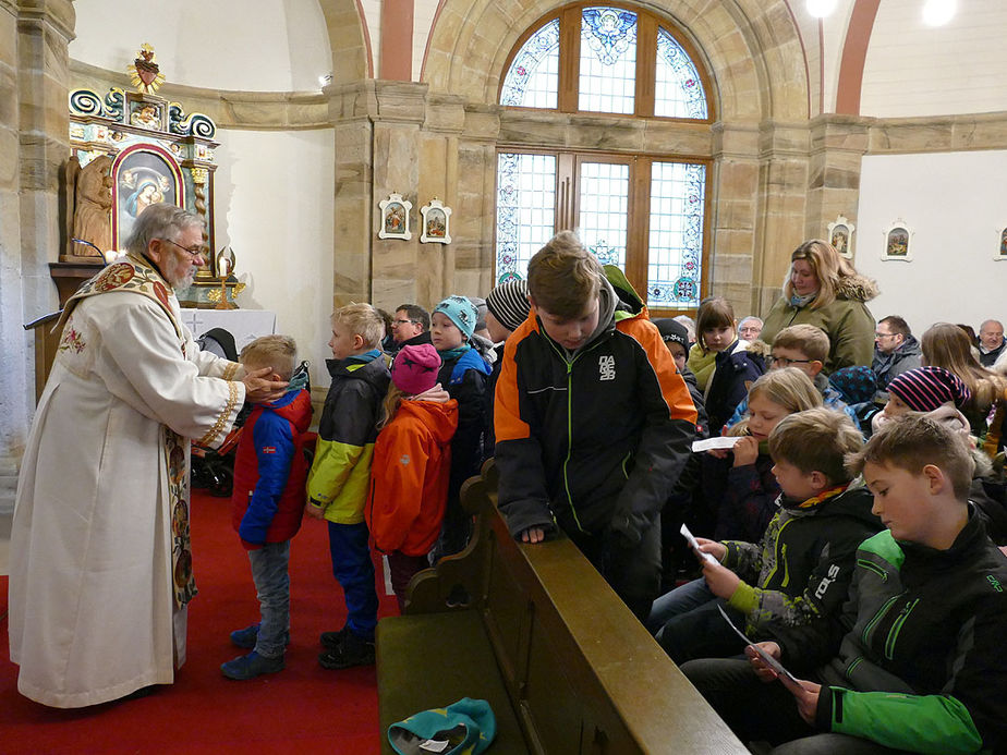 Krippenandacht mit Segnung der Kinder (Foto: Karl-Franz Thiede)